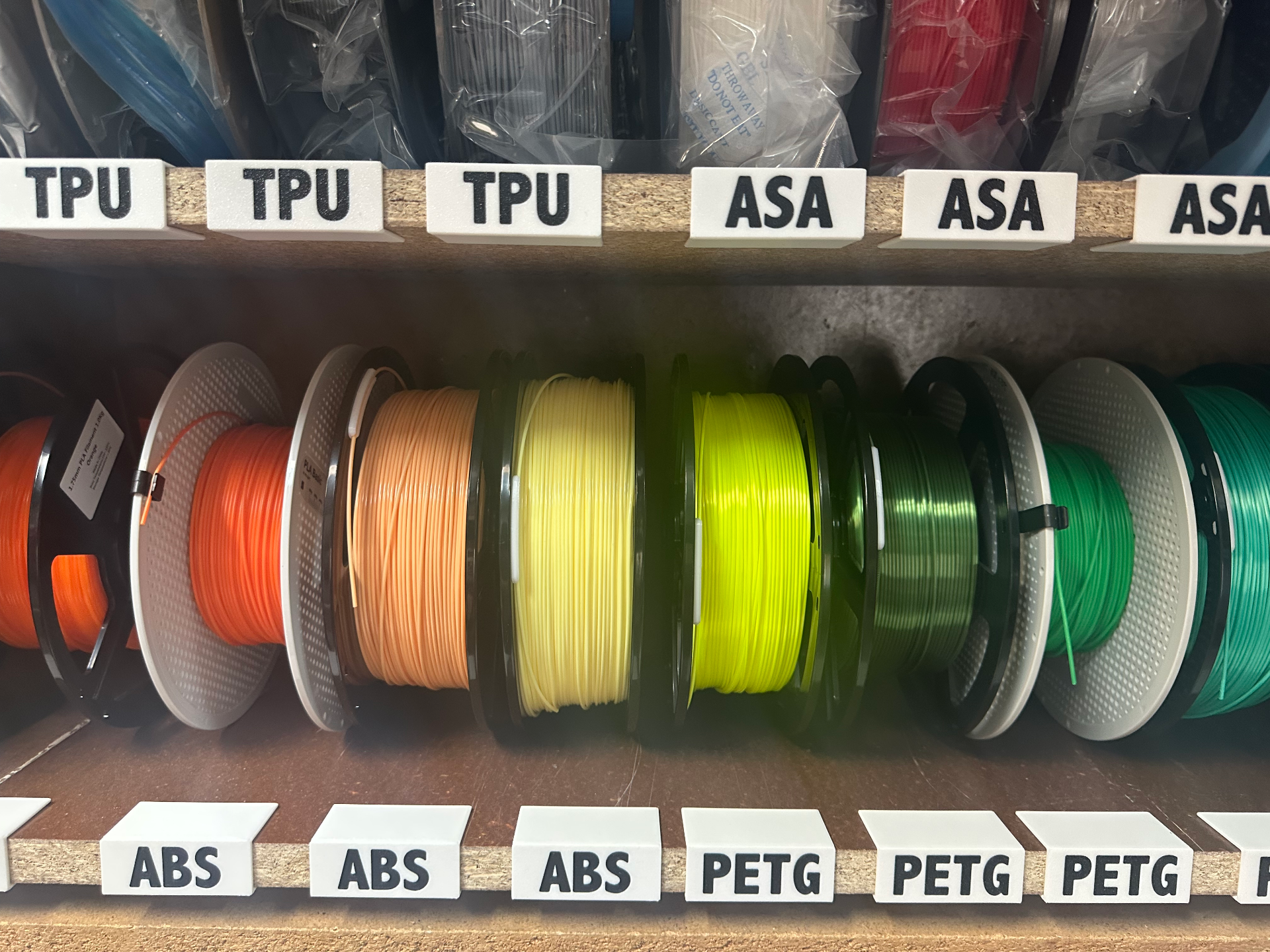 Clip-on Customizable Filament Labels for Shelf
