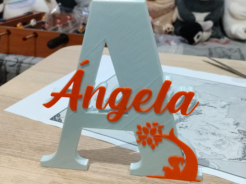 Inicial A con nombre angela y dibujo de niña
