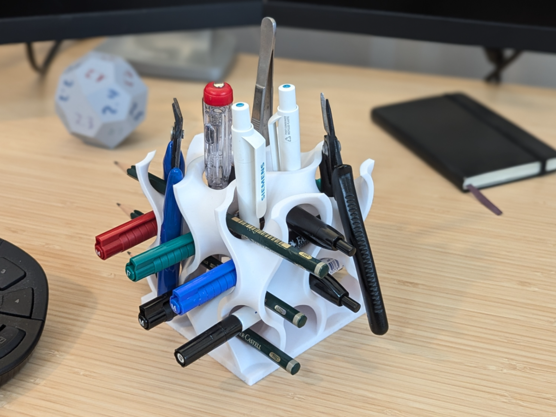 Gyroid Pen Holder - Desk Organizer- supportless