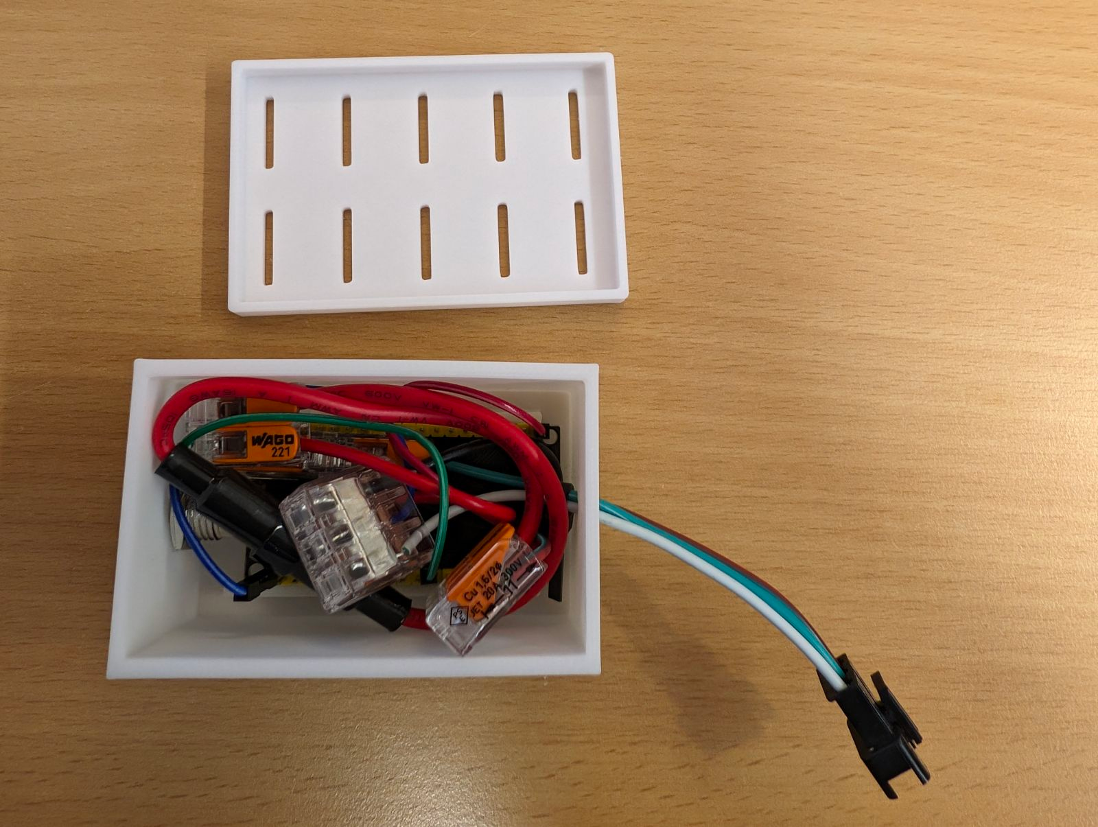ESP32-Gehäuse für WLED-Projekt (oder andere ESP32-Anwendung), mit Buchse für Stromadapter.