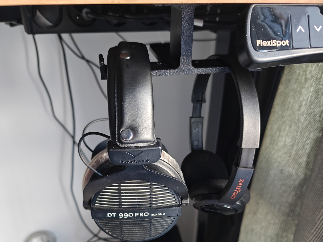 Headphones hanger 3x - under desk triangle design