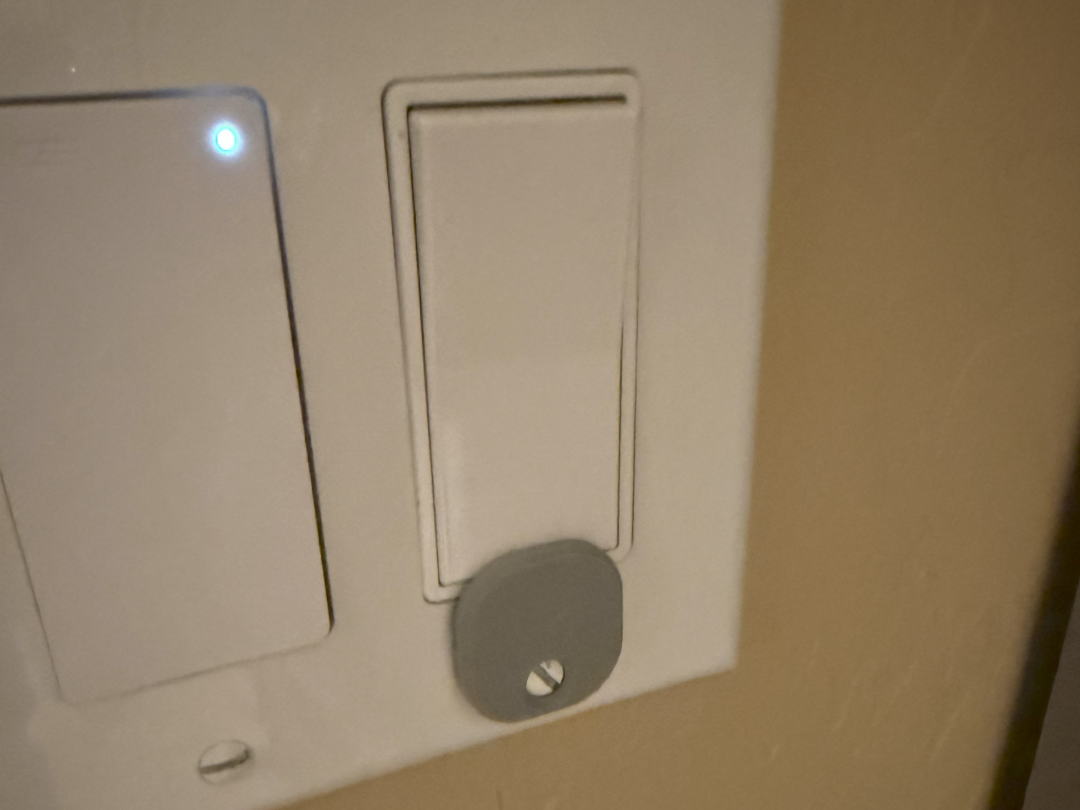 Decora Switch Lock (Pivot enabled)