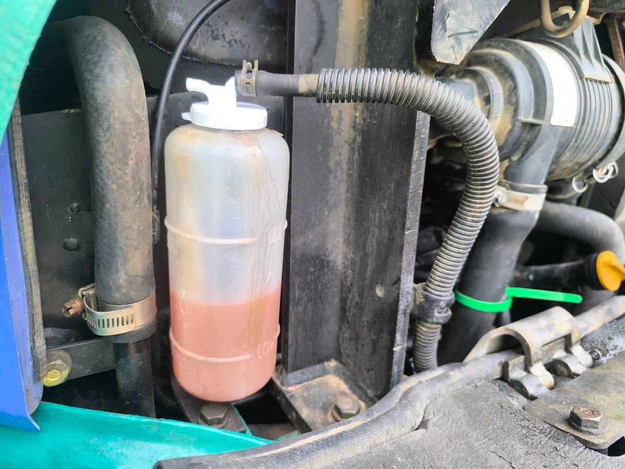 Komatsu PC-15 MR-1 2003 expansion tank cap