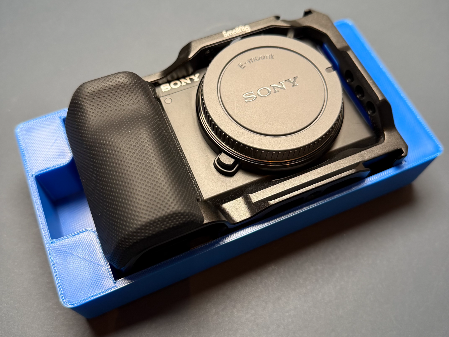 Gridfinity bin for Sony ZV-E10 with Smallrig cage