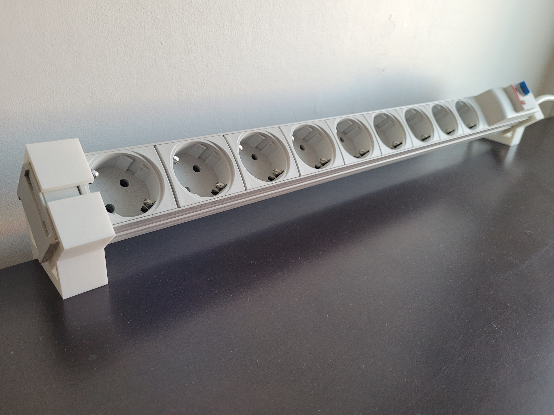 Knurr/Emerson angled Power strip holder