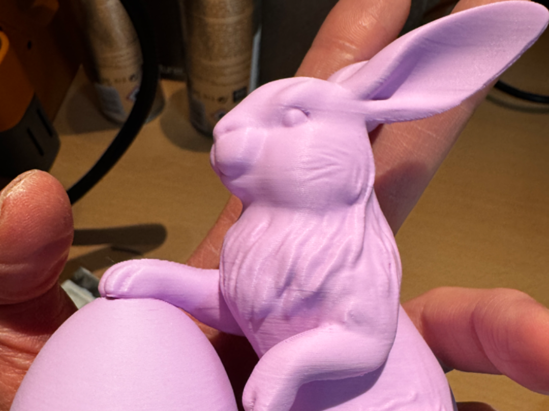 Stolzer Osterhase mit Ei