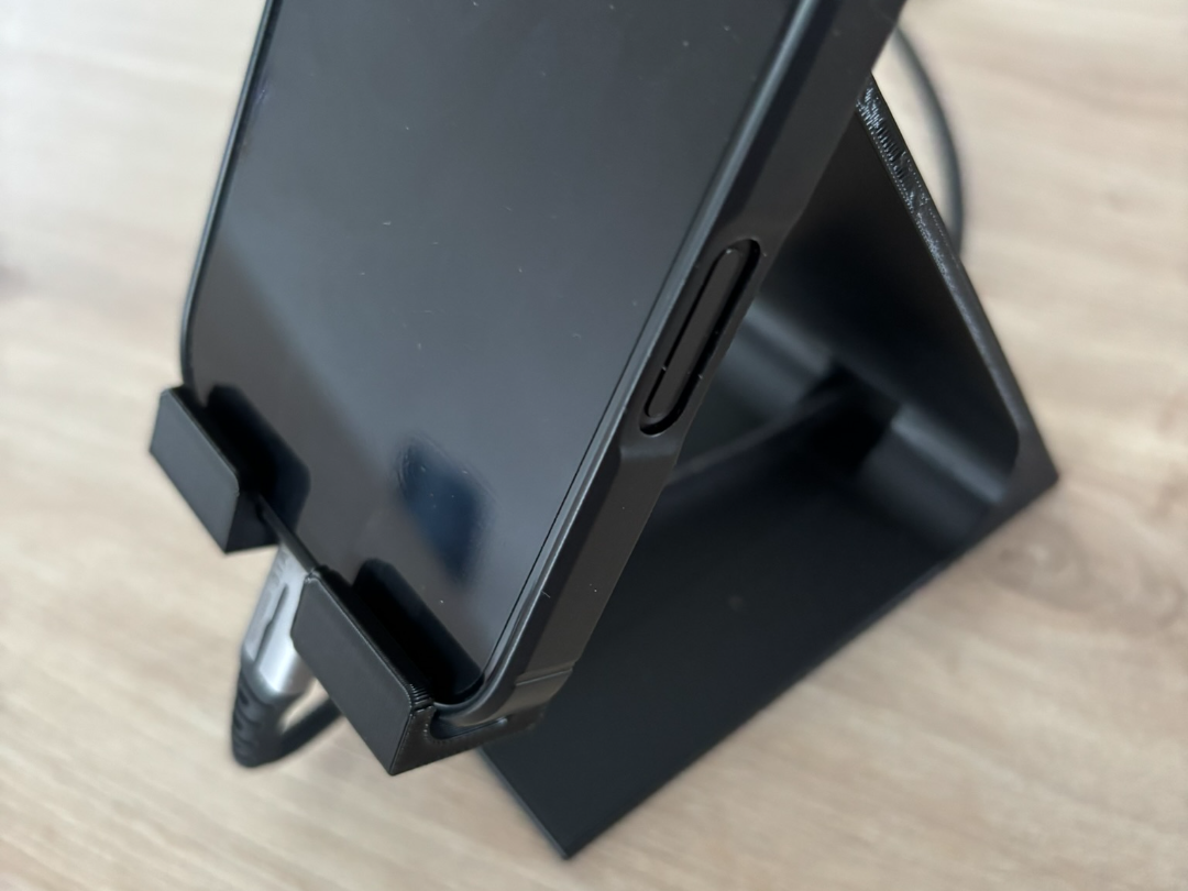 Support téléphone avec passage chargeur