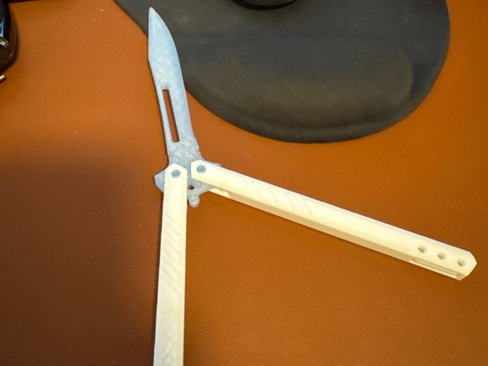 Balisong Knife with redesigned pins