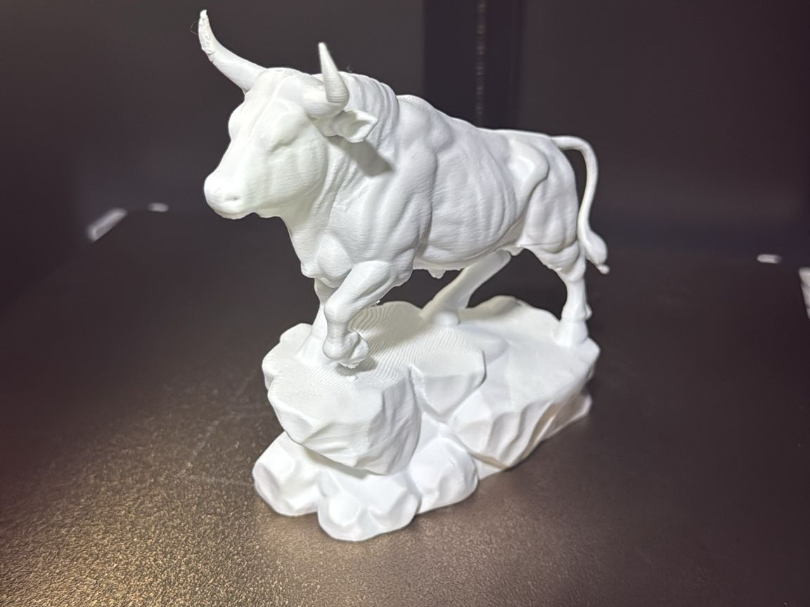 Stier auf einen Felsen Statue Deko