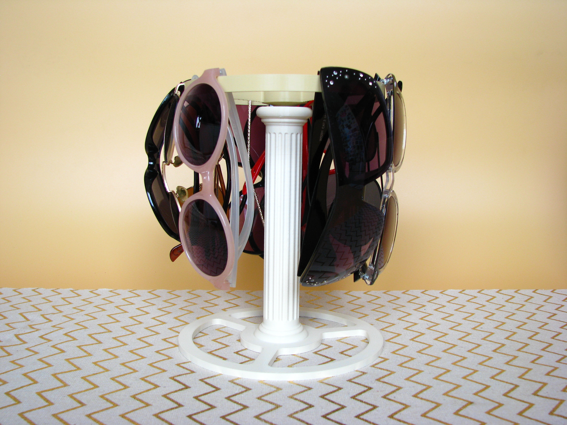 Rotating sunglasses stand