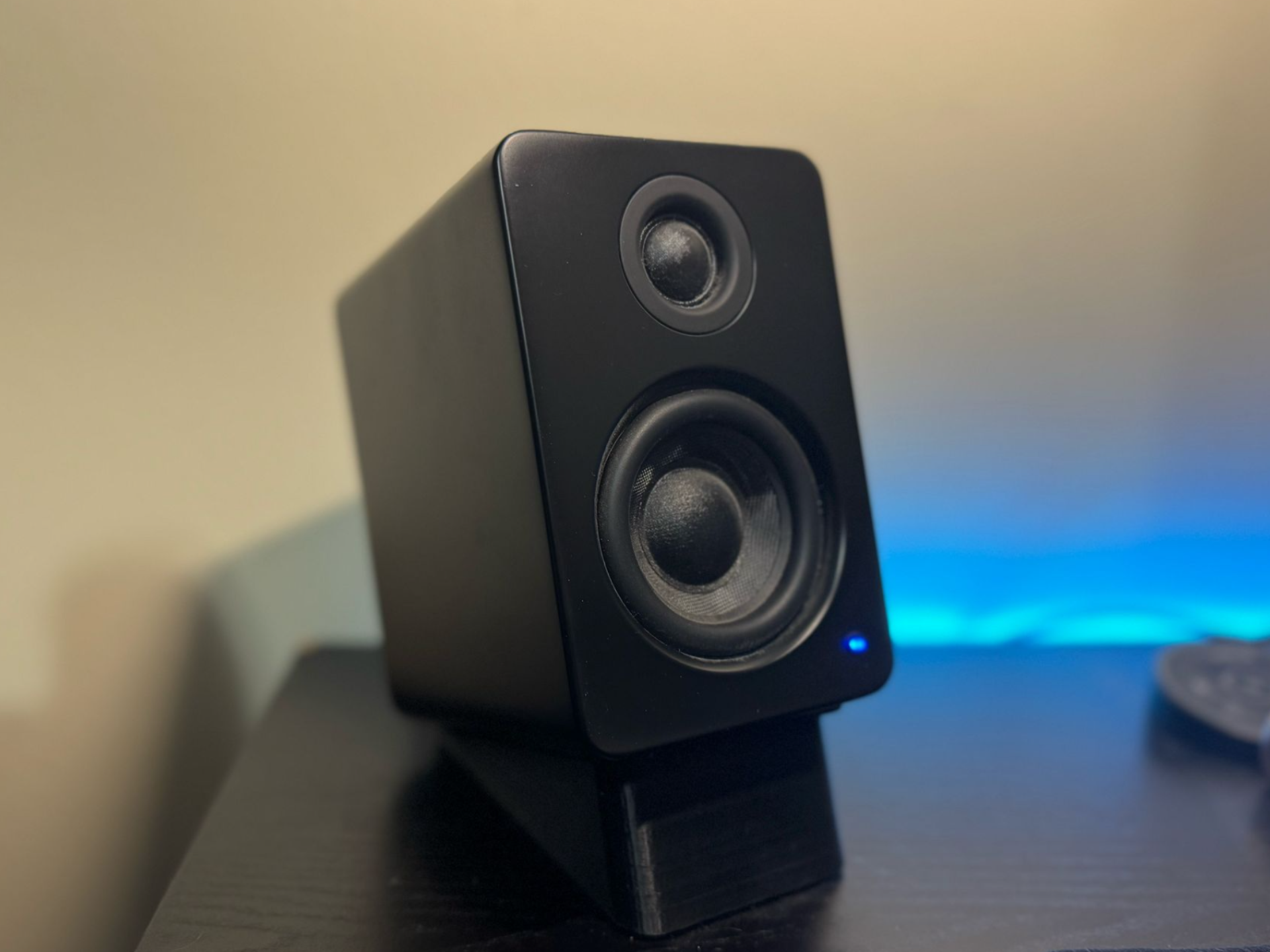 Desktop Speaker Stand – Perfect Angle, No Fuss!