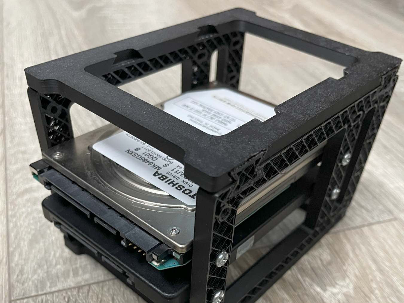 2.5" drive cage with stackable assembly