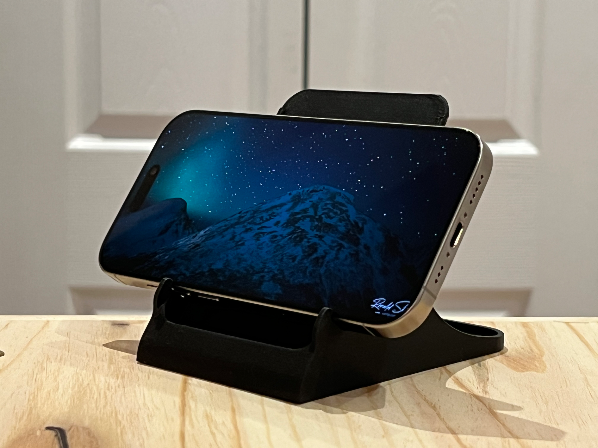 iPhone 12/13/14/15/16/17 (Pro) stand w/ landscape