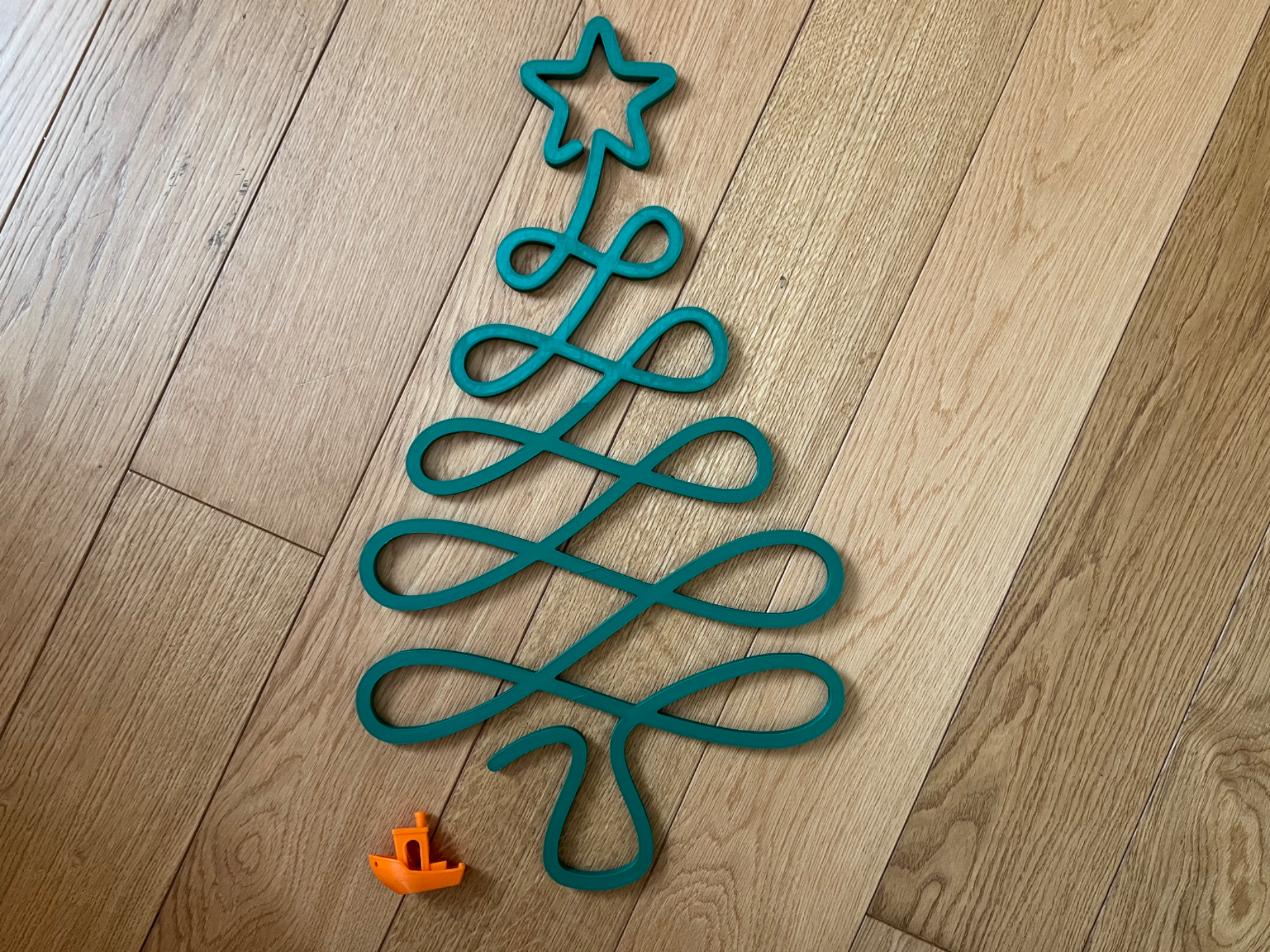 Giant 60cm Stylized One-Line Christmas Tree