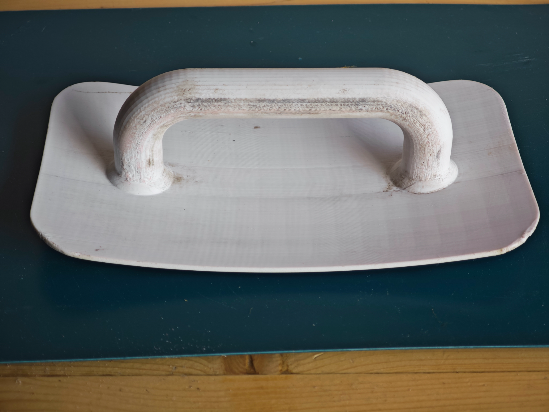 curved smoothing trowel