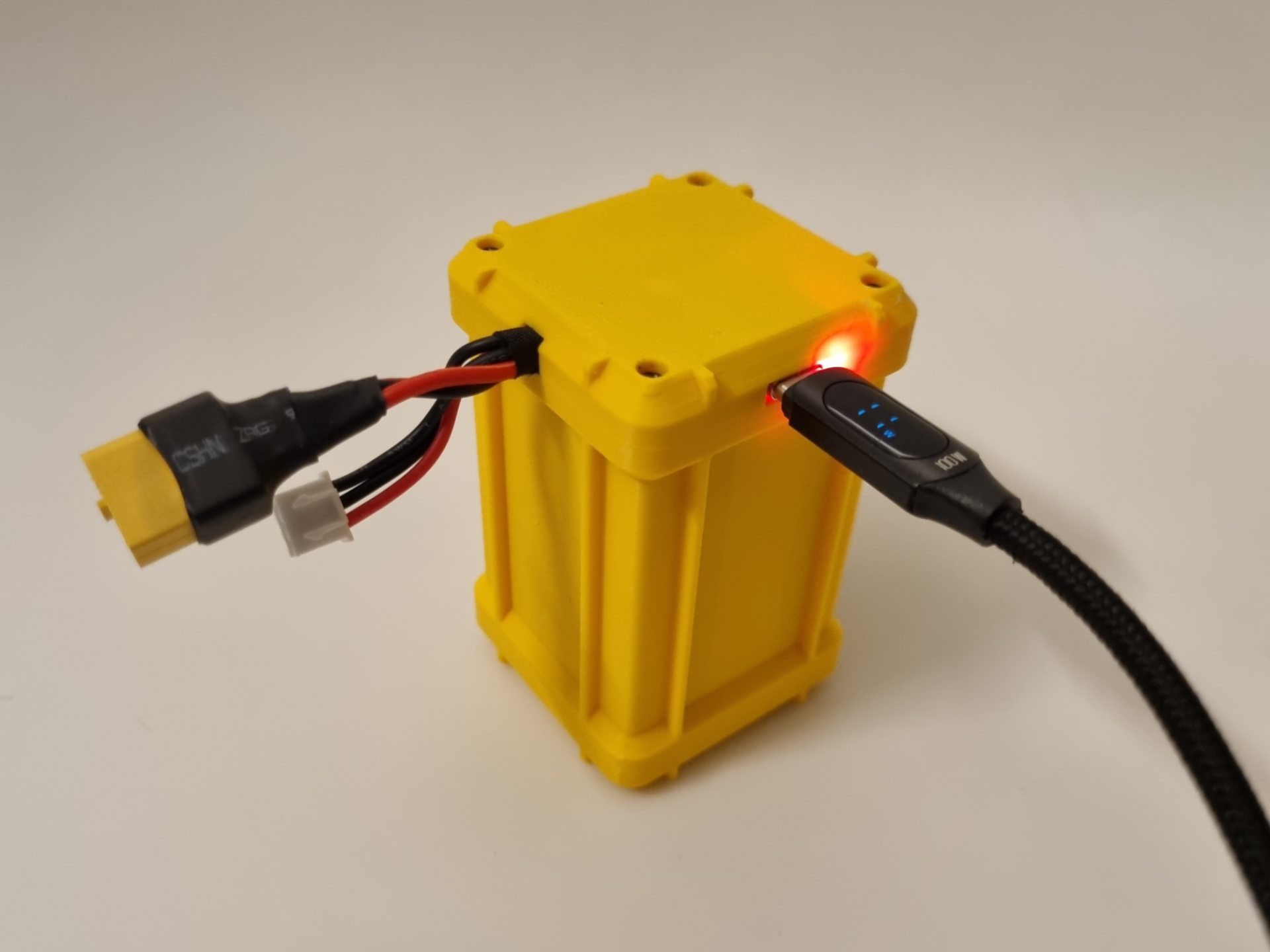 Rugged box 18650 battery 2s2p with USB-C charger