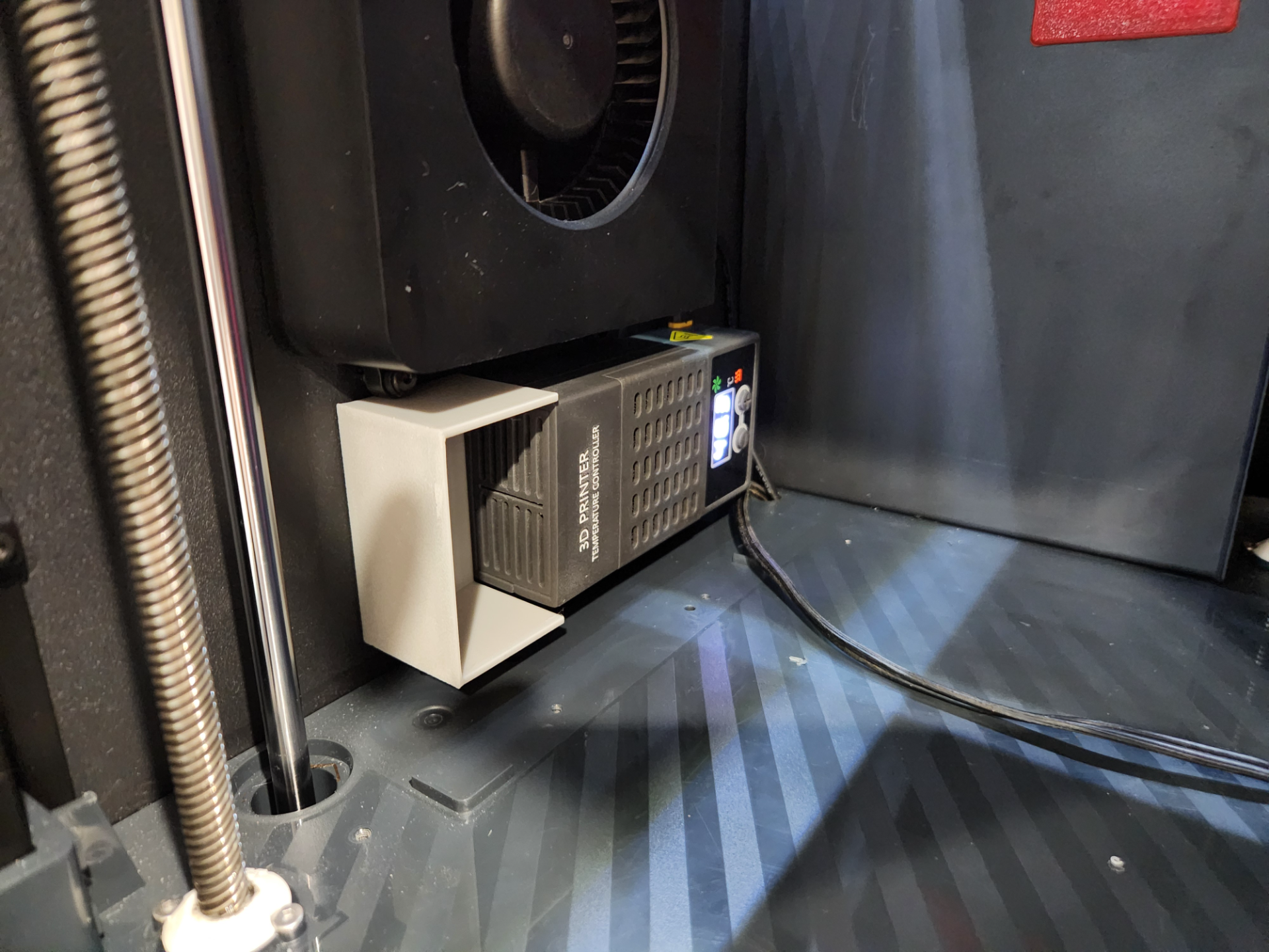 Resin heater air deflector