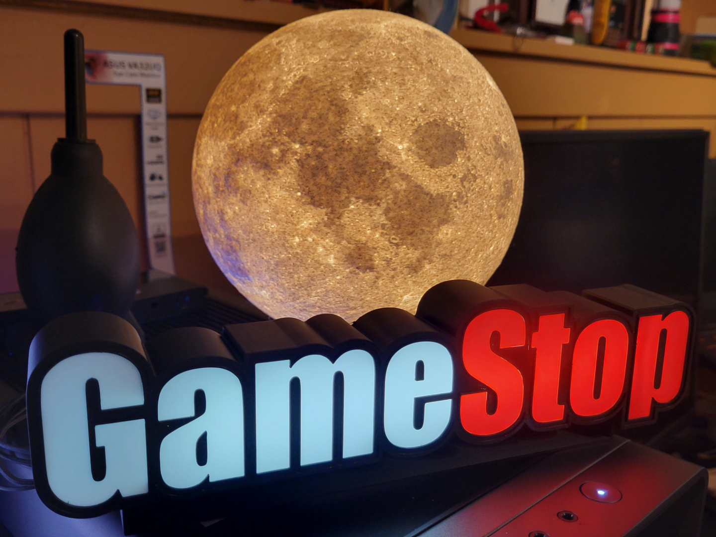 GAMESTOP LAMP