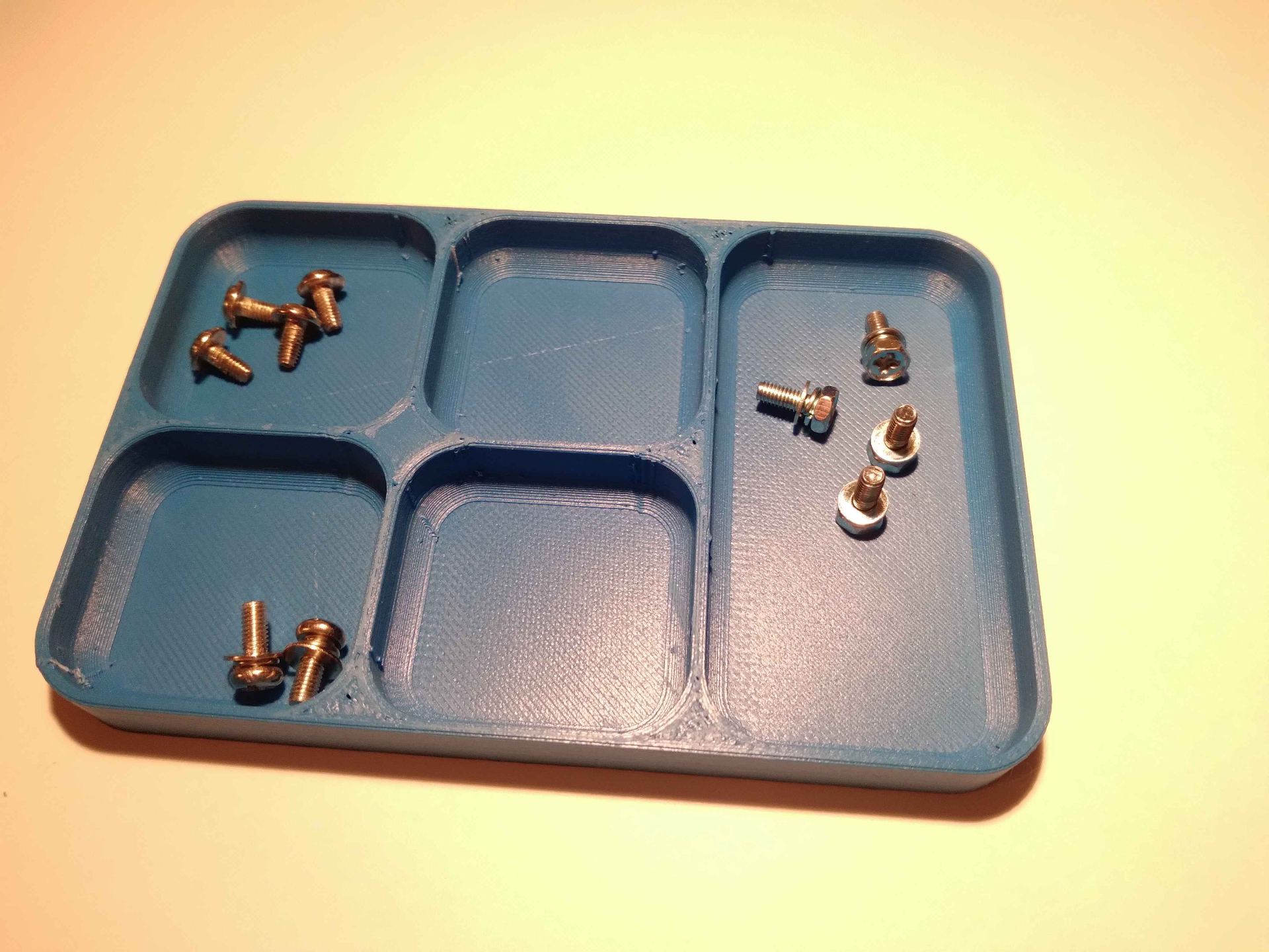 Simple screw tray