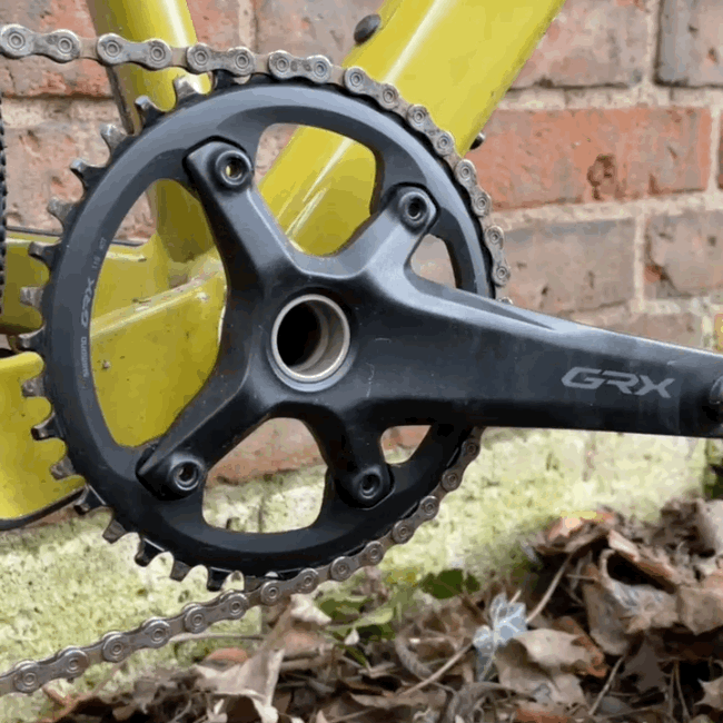 Gravel Bike: AirTag Halterung an GRX Kurbel