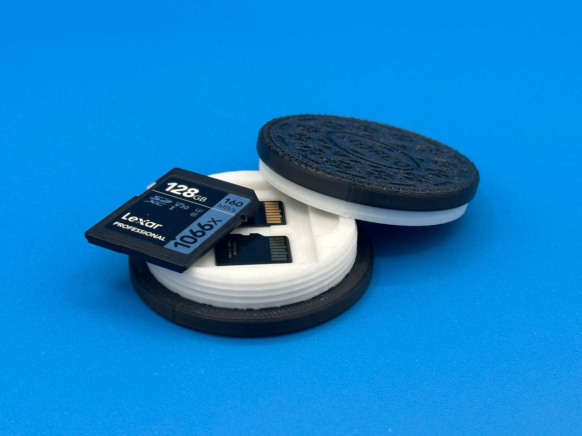 STOREO - Cookie-shaped SD Card holder
