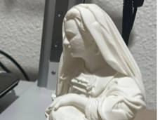 niña sentada en piedra 12cm