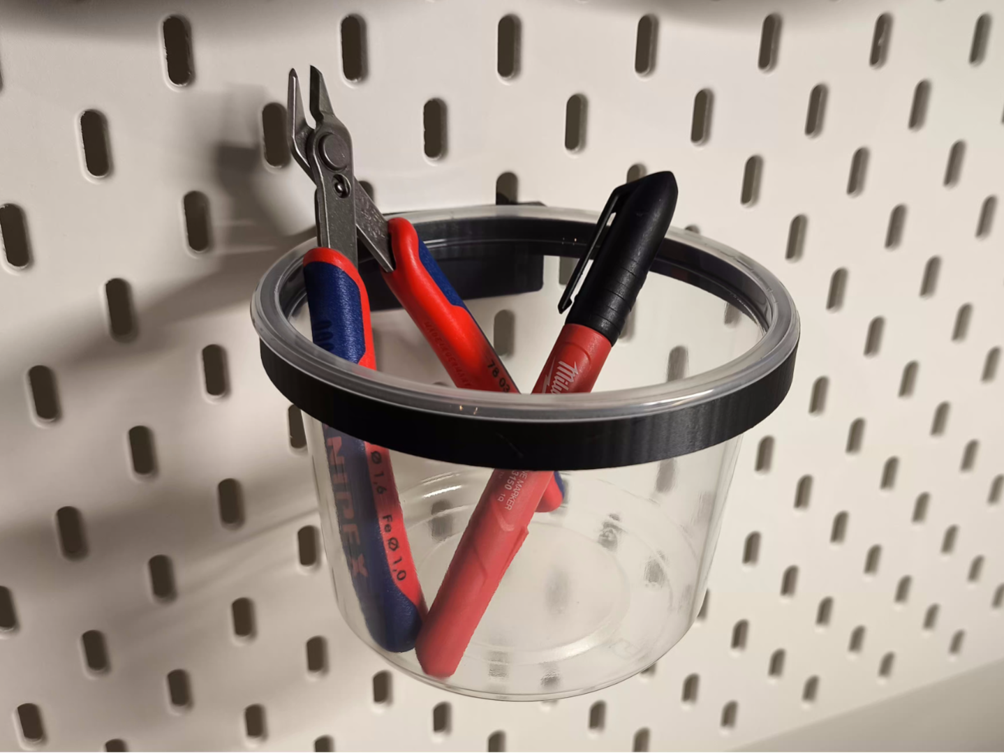 Skadis disposable cotnainer holder