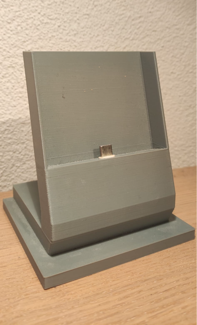 USB-C smartphone charging stand