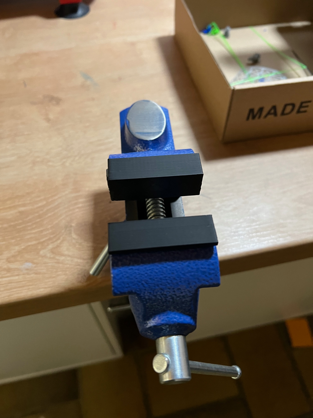 Vise protection with magnets