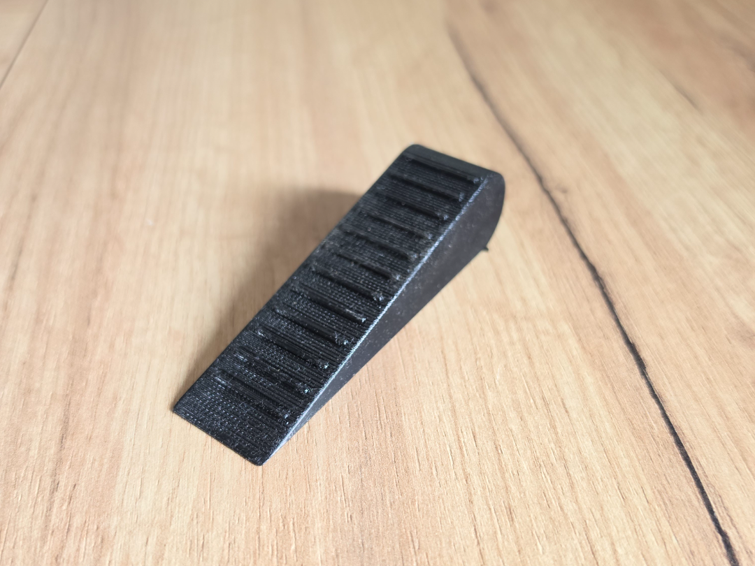 kompakter TPU Türstopper in Keilform