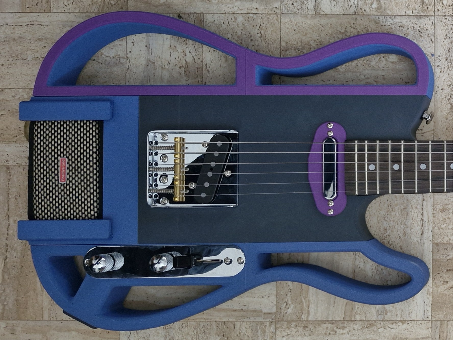 Modulare E-Gitarre mit interiertem Verstärker