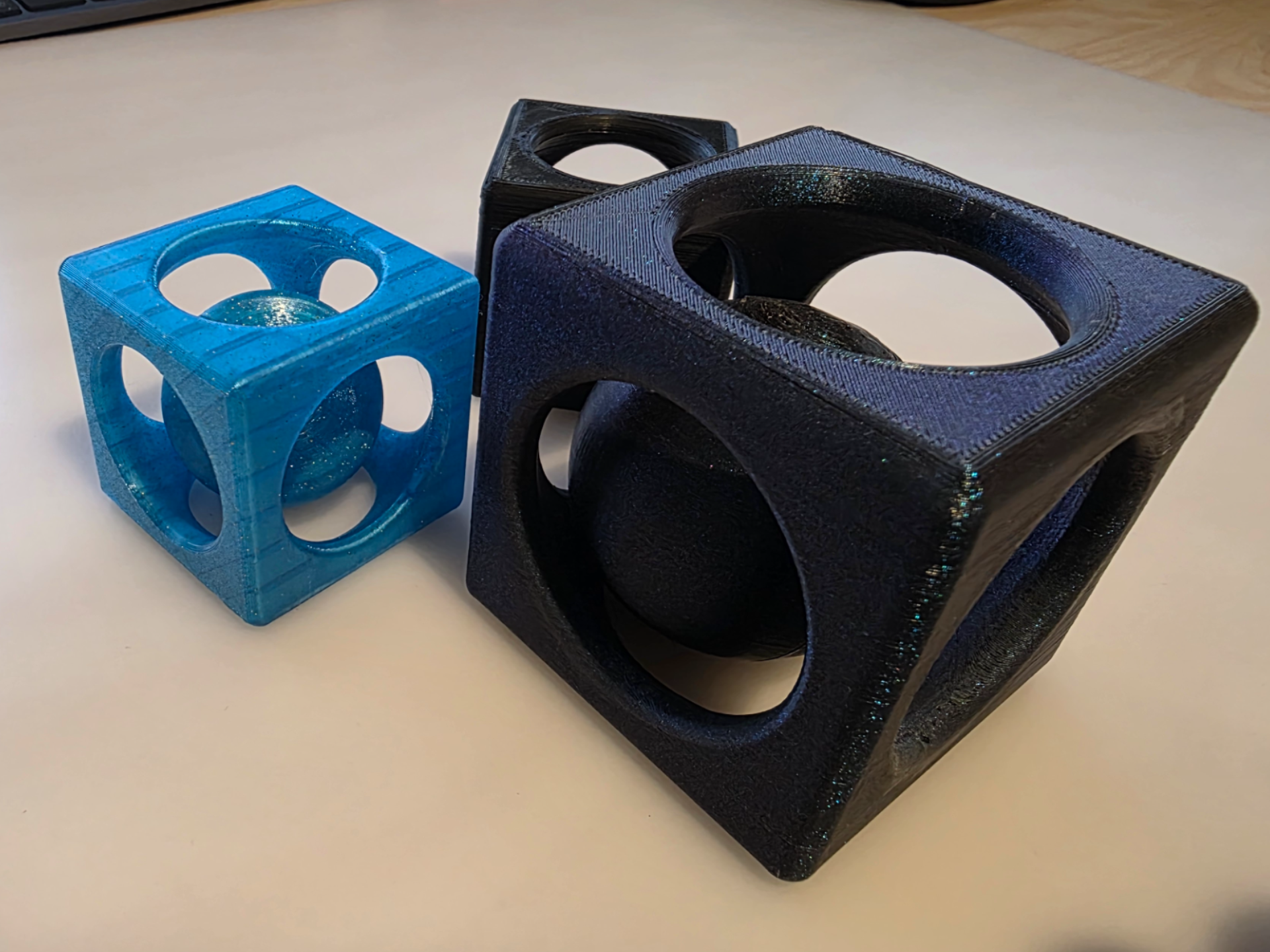 Boule en Cage – Cube Ajouré avec Sphère Captive