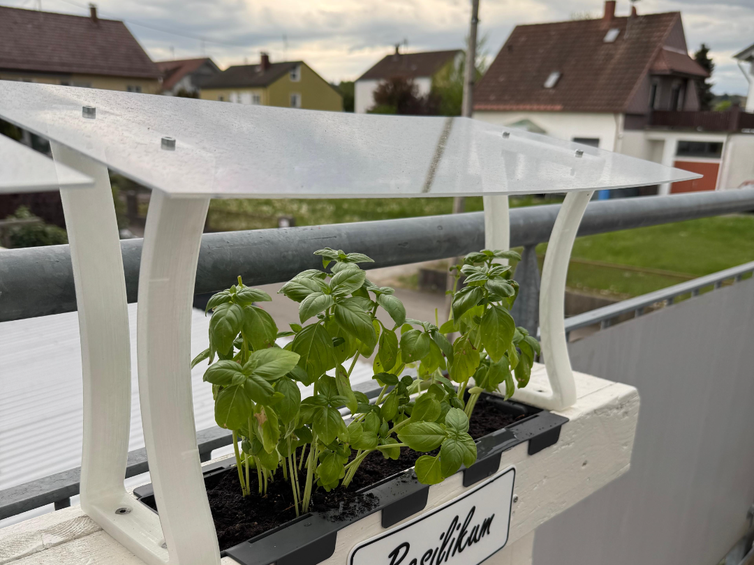 Rain protecting roof for balkony garden