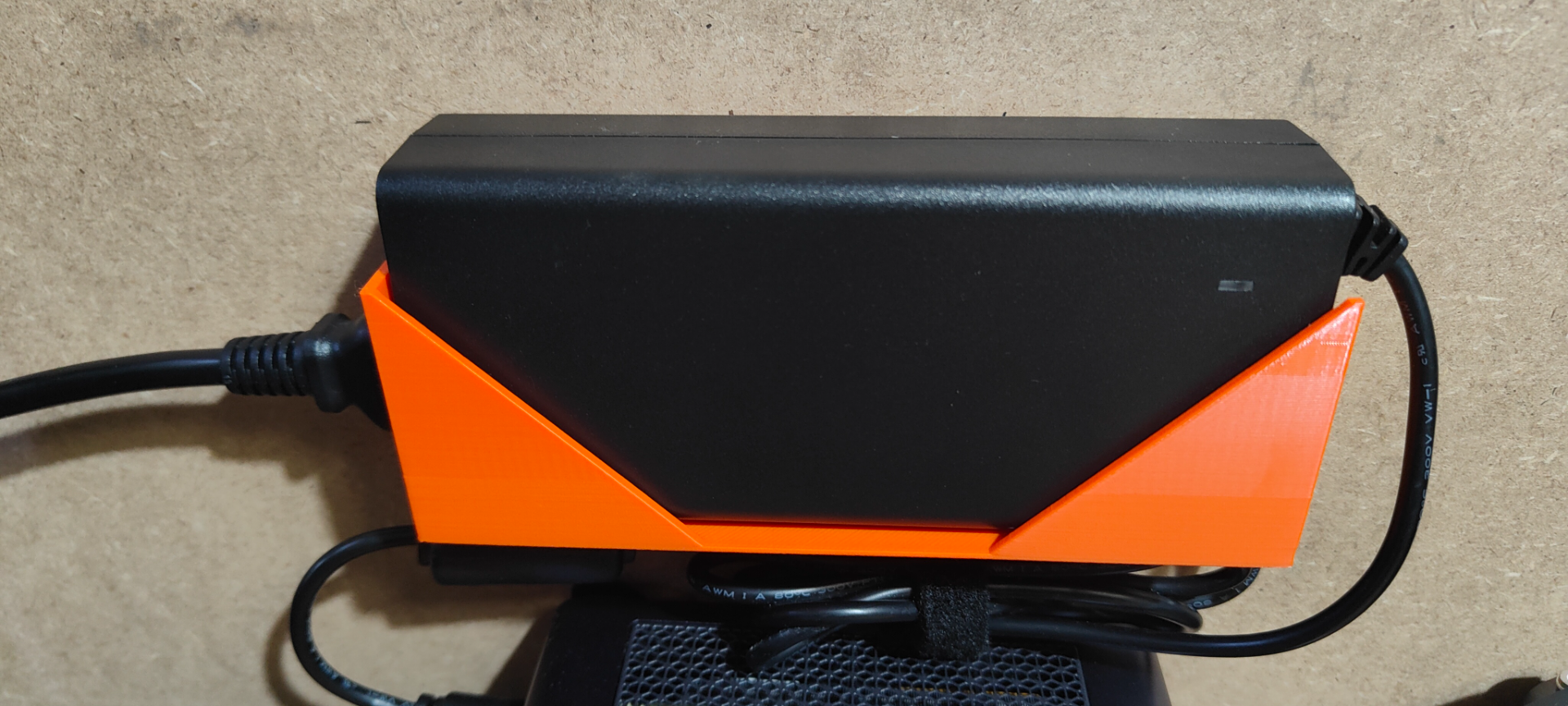 Mini PC Minis Forum power supply wall support