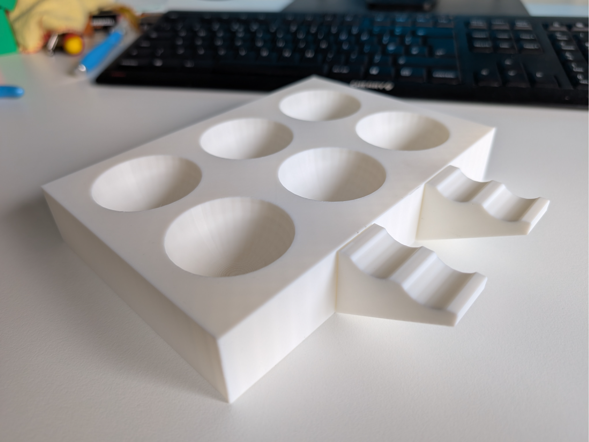 Paint tray with removable brush rests