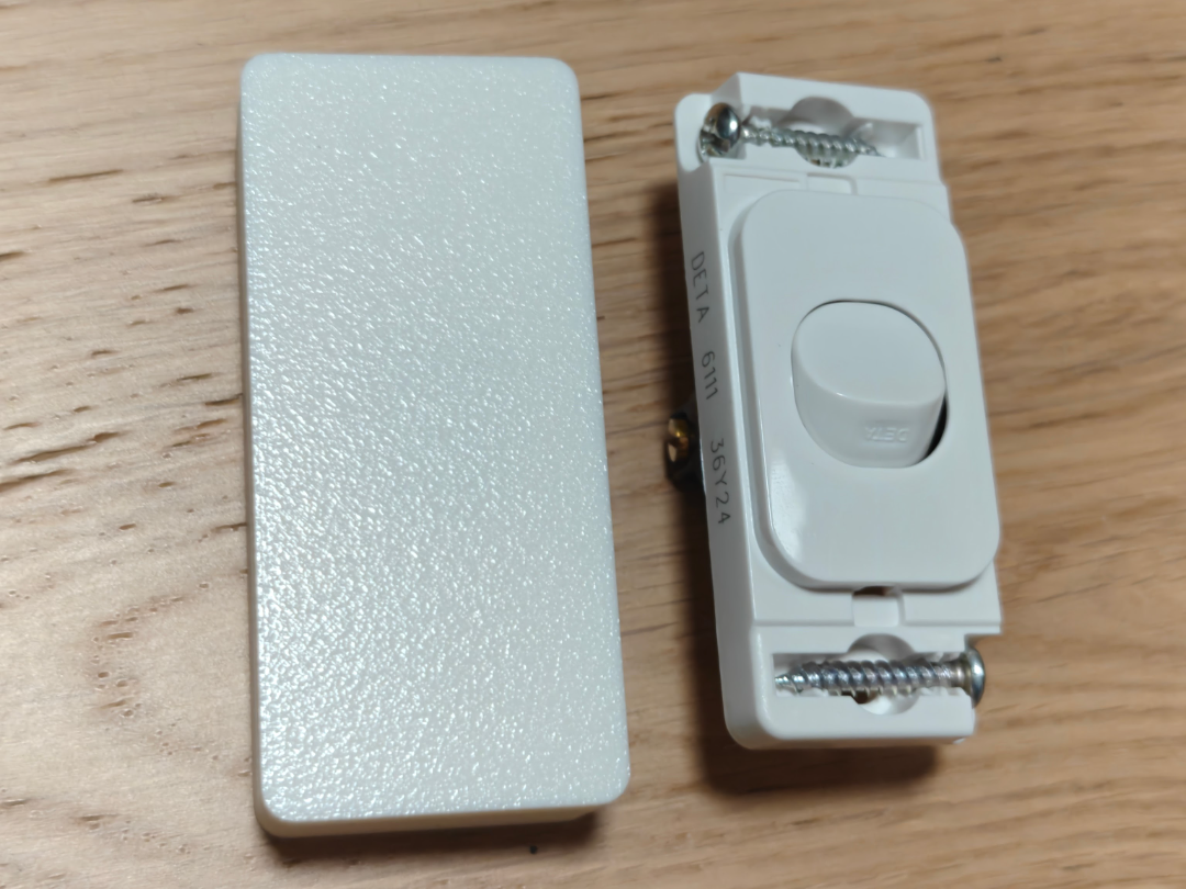 Clip-on lock-cover for DETA architrave switch 6111