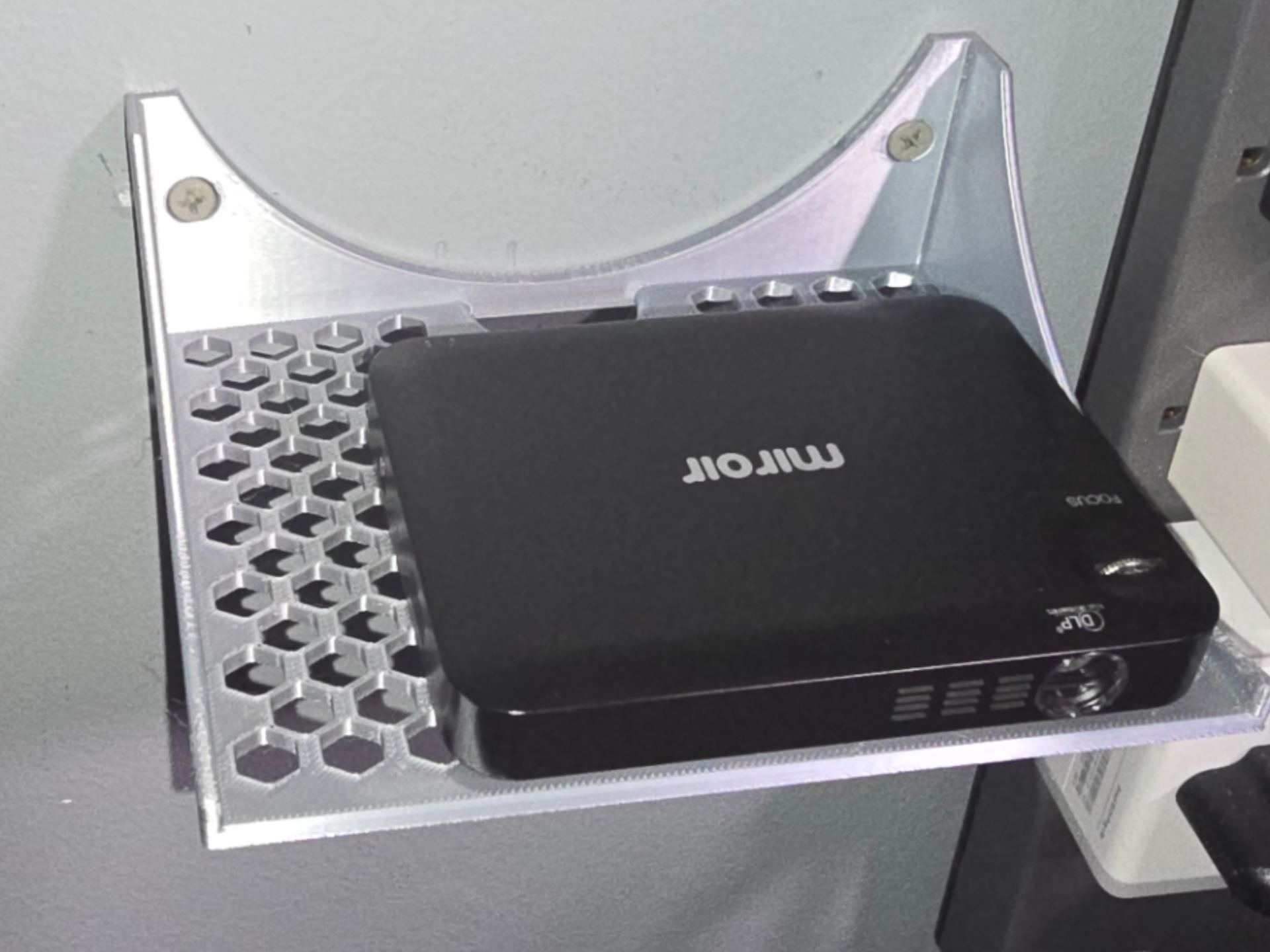 Simple mini projector shelf