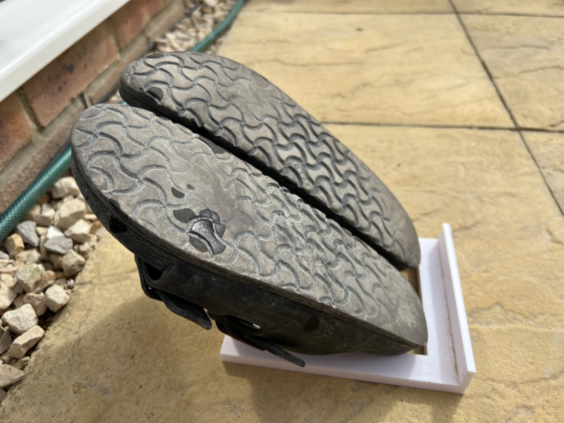 Outdoor slipper / shoe holder