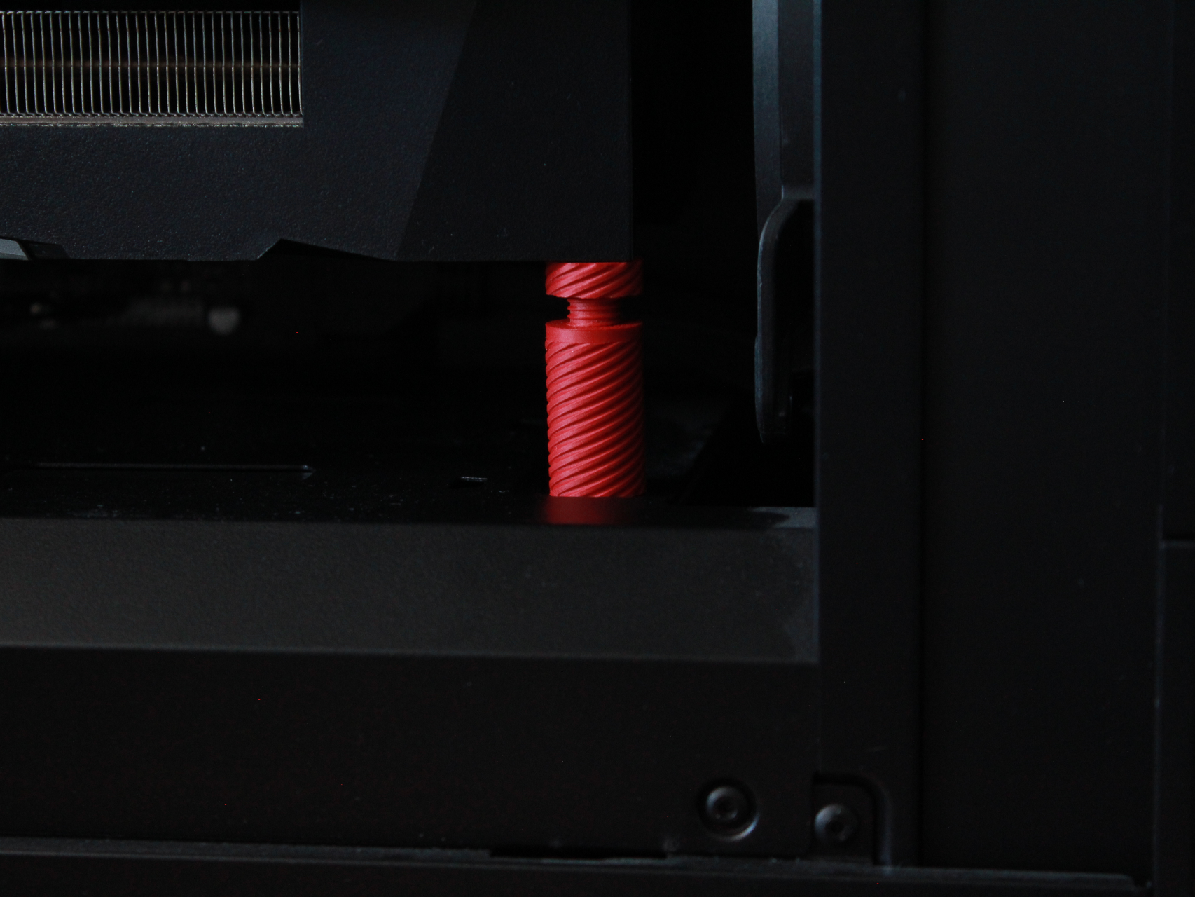 Low profile gpu support bracket