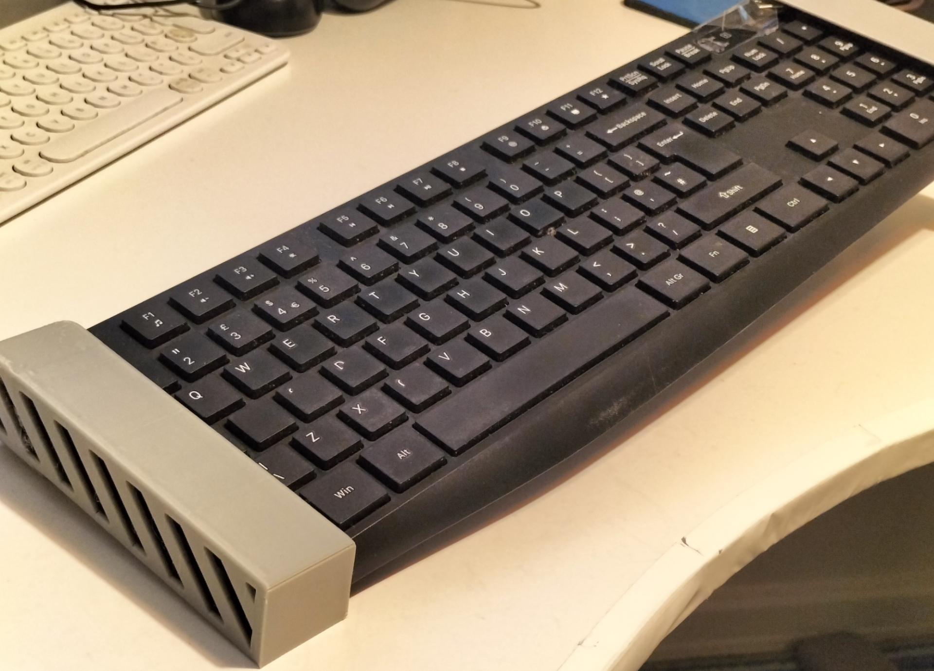 Keyboard hanger for multiclamp mgt system