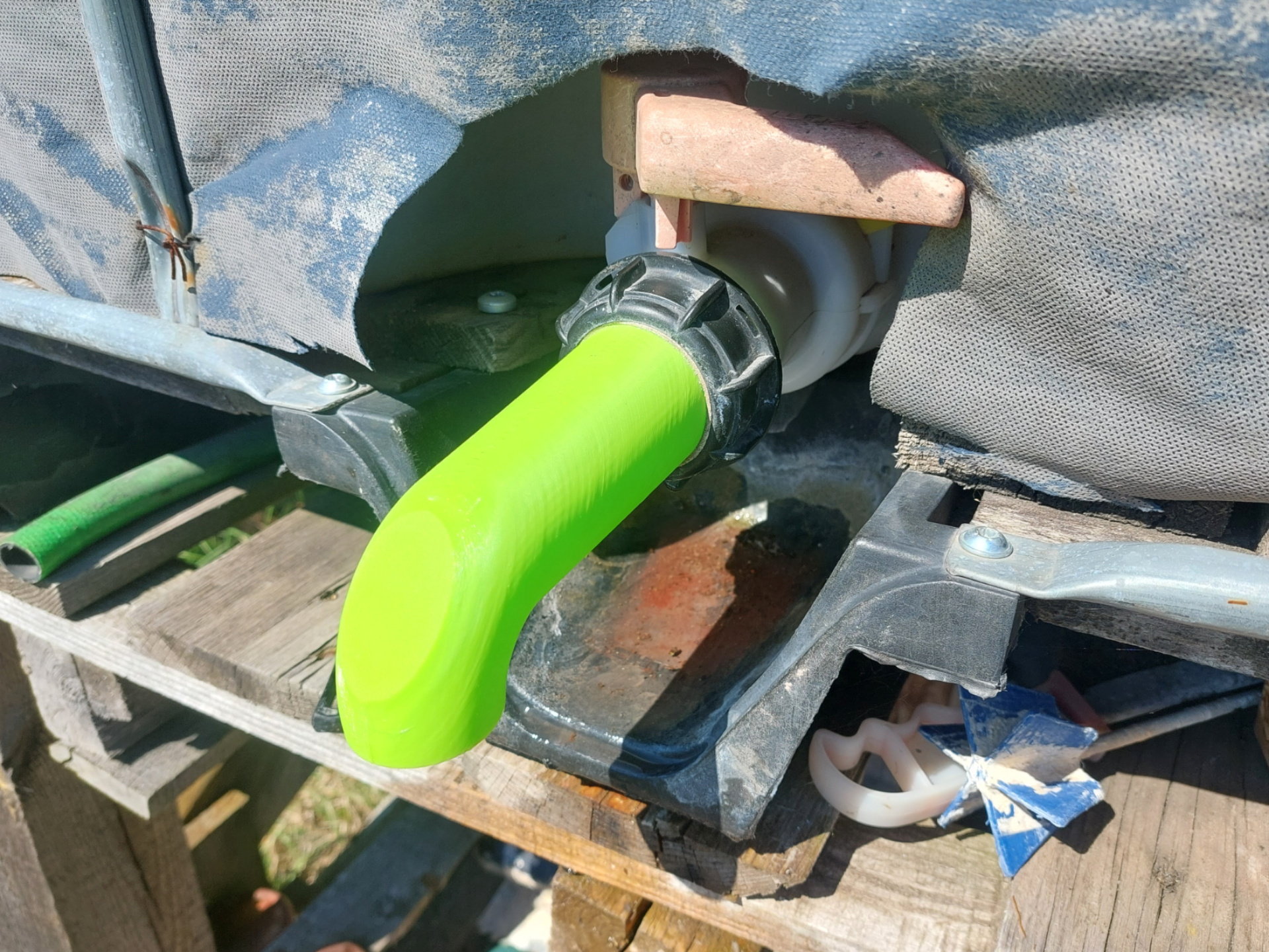 Presupported faucet spout for 1000L IBC tank