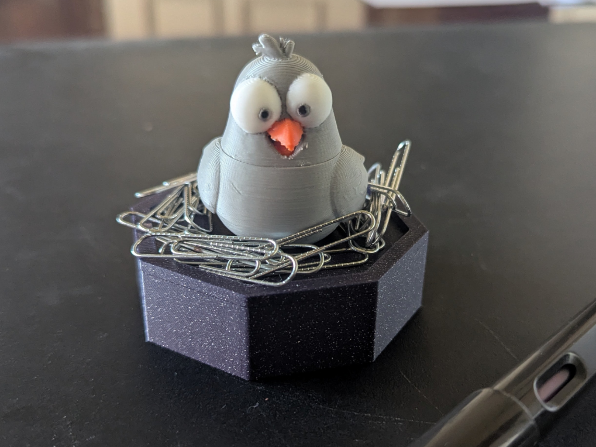 DESK PIGEON with paper clip nest