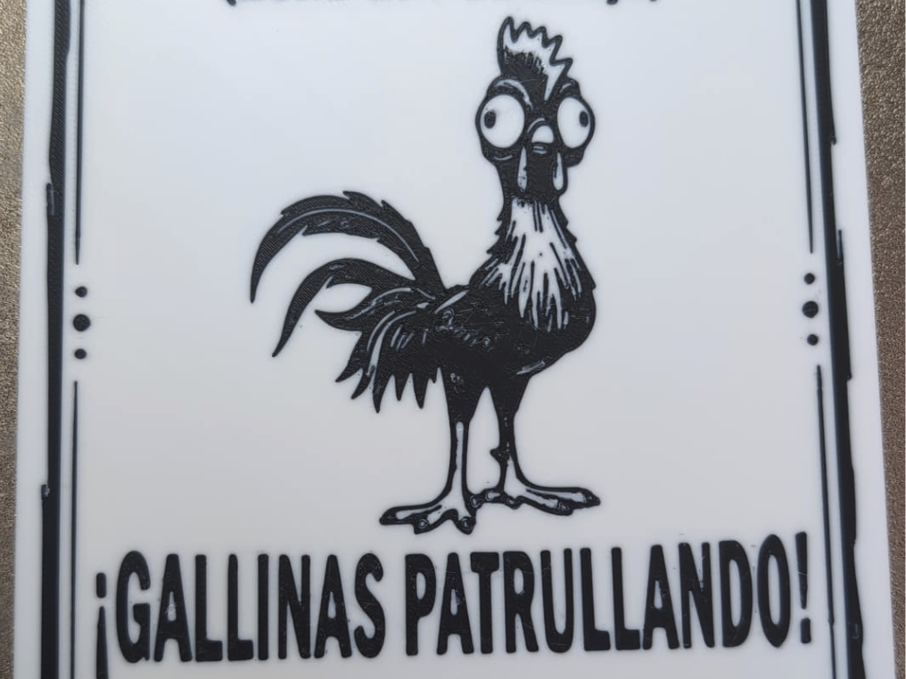 Cartel Gallinas Patrullando