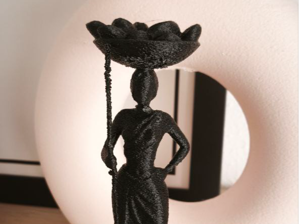 Mujer africana con ceseto en cabeza