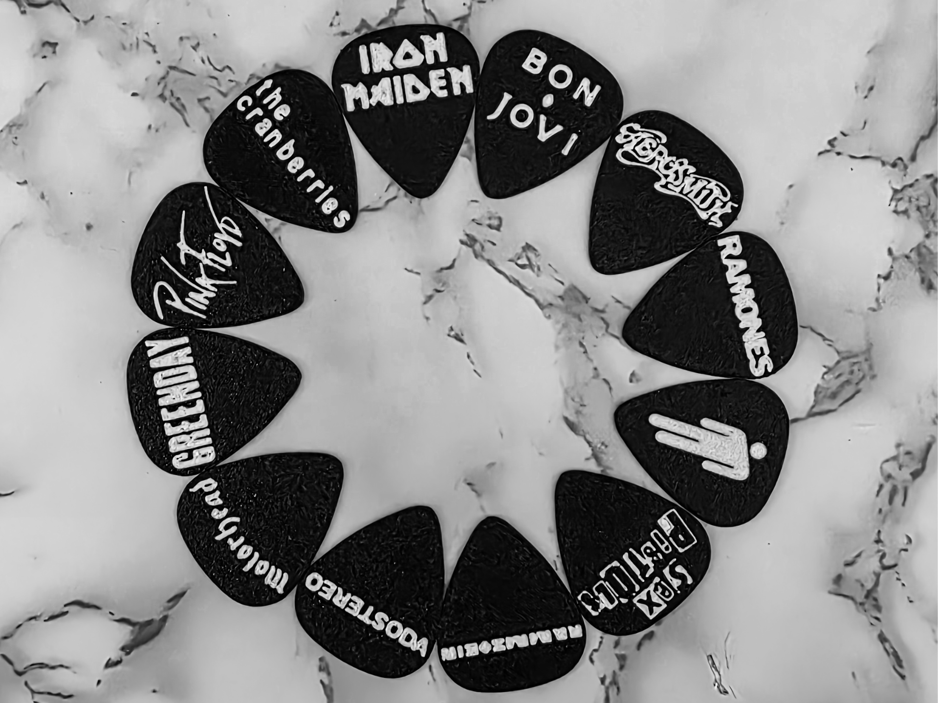 Púas de guitarra con nombres de bandas V2