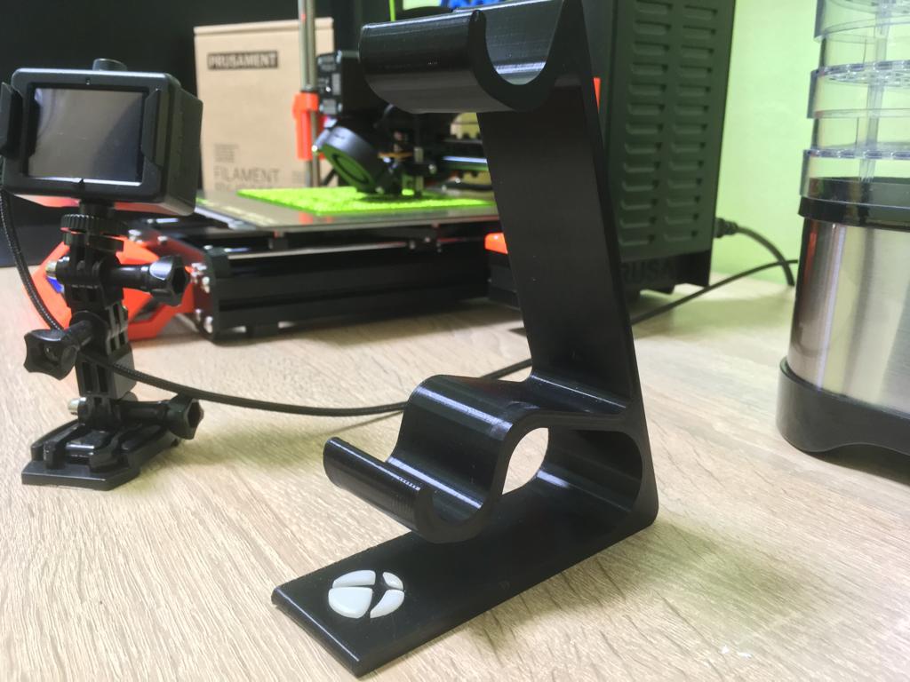 Xbox One controllers stand