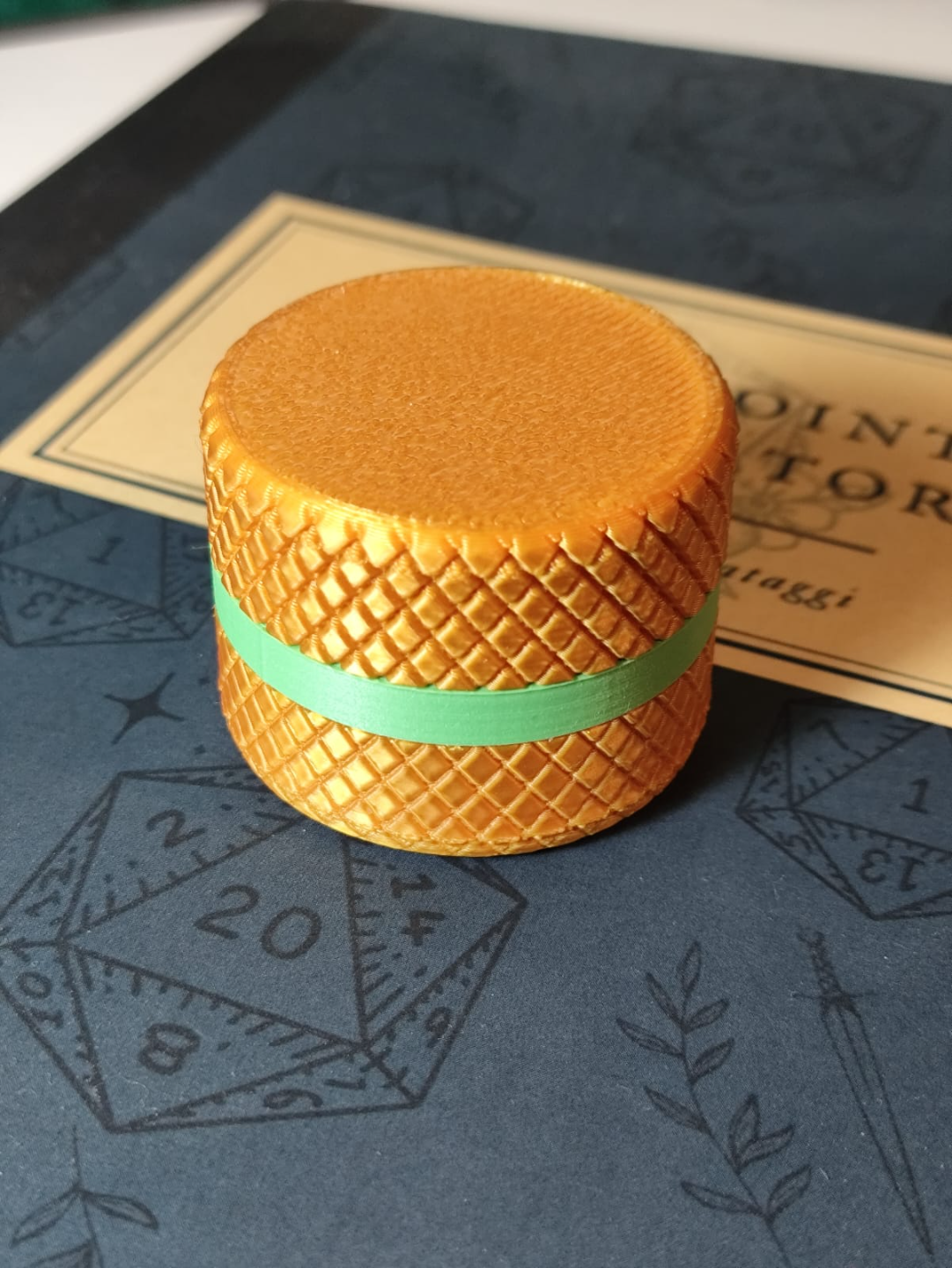 Simple Geocache screw box with knurled pattern