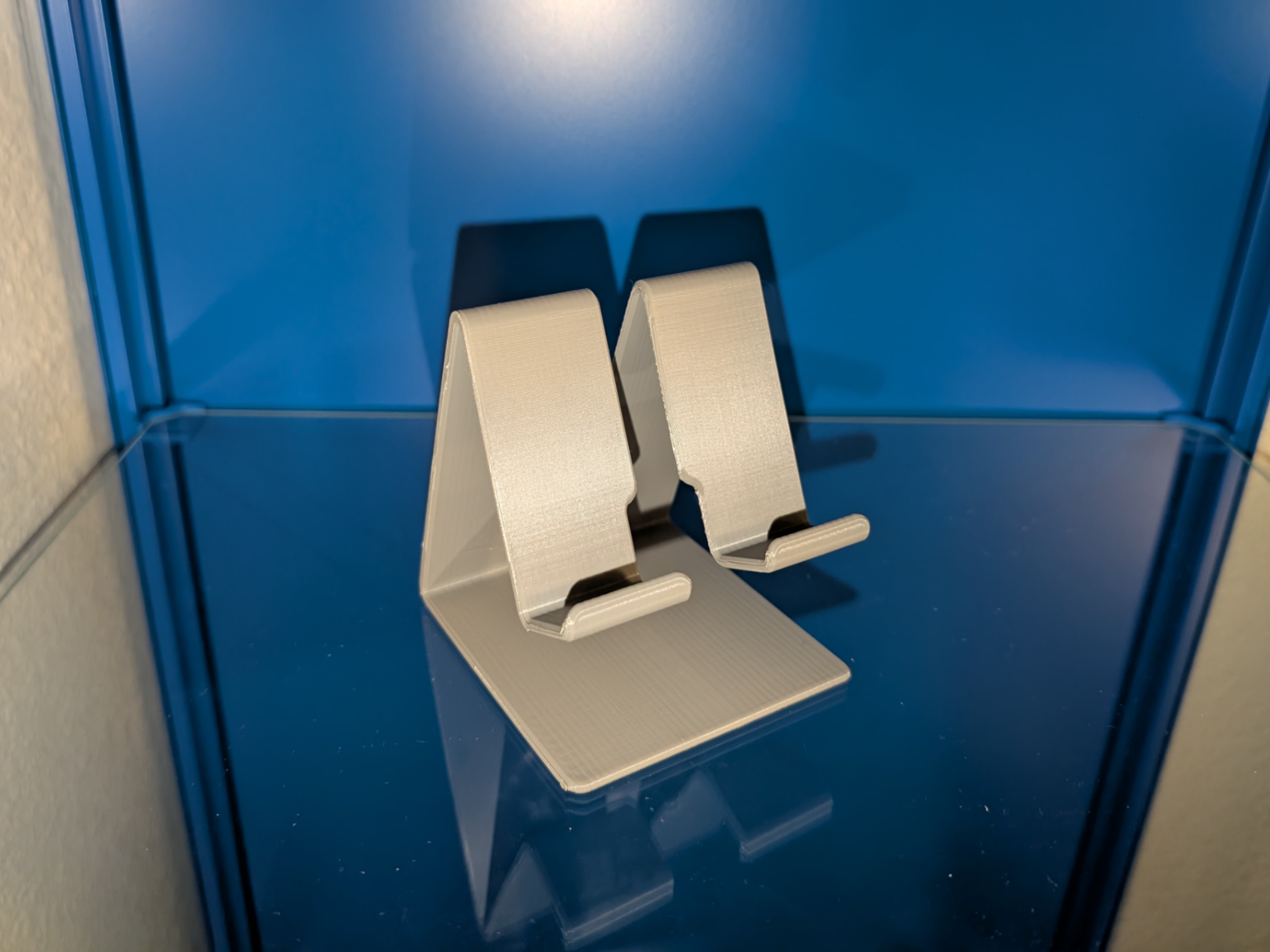 Minimalistic phone stand / display stand
