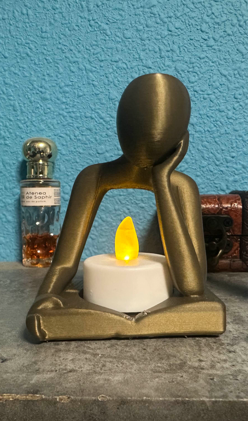figura leyendo portavelas