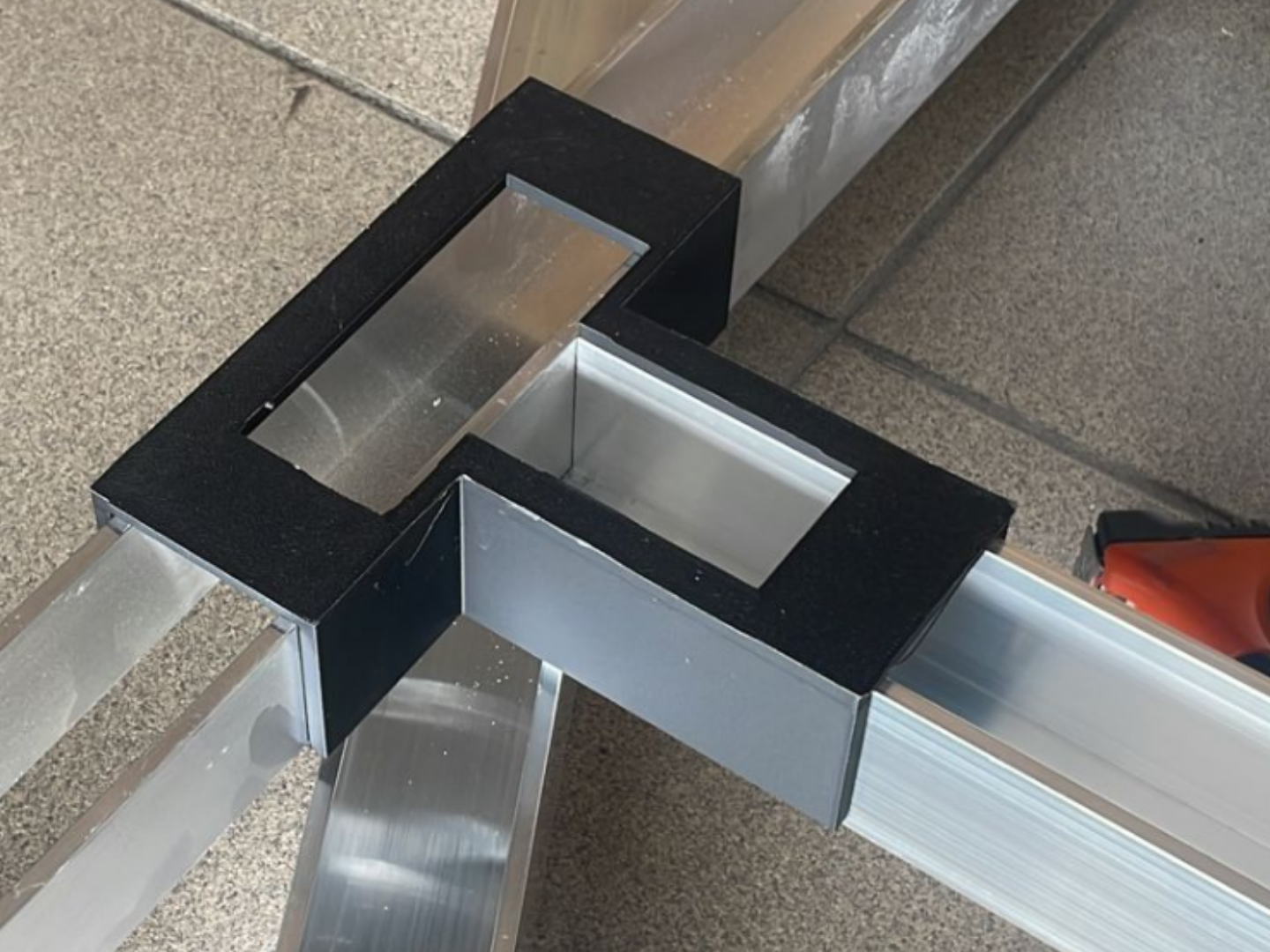 T-piece welding tool for metal bars